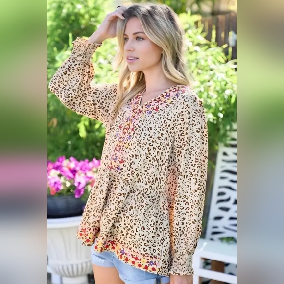 Leopard Print V-Neck Blouse - Picture 3 of 4